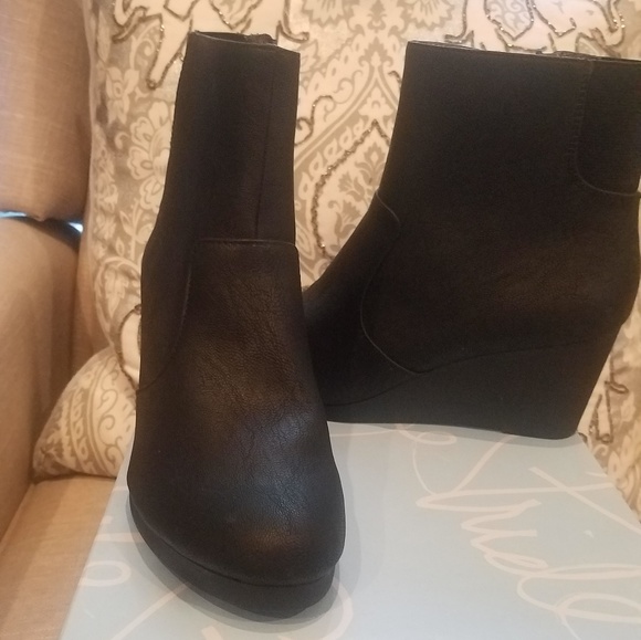 Life Stride Shoes - Black wedge booties